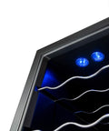 Dettaglio cantinetta vini da 24 bottiglie 70 litri con illuminazione LED blu interna e ripiani cromati ondulati per conservazione ottimale