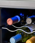 Dettaglio interno cantinetta vini da 8 bottiglie 25 litri con ripiani cromati ondulati e illuminazione LED blu per conservazione ottimale
