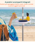 Tavolino per ombrellone in uso in spiaggia con 4 pratici scomparti integrati per appoggiare bibite, snack e oggetti personali