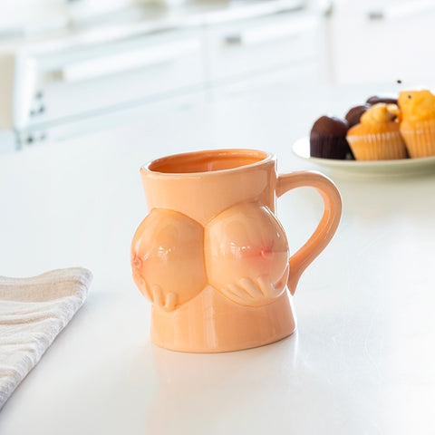 immagine-4-oem-tazza-mug-con-decorazione-seno-donna-a-tema-divertente-11x9cm-ean-4029811391189